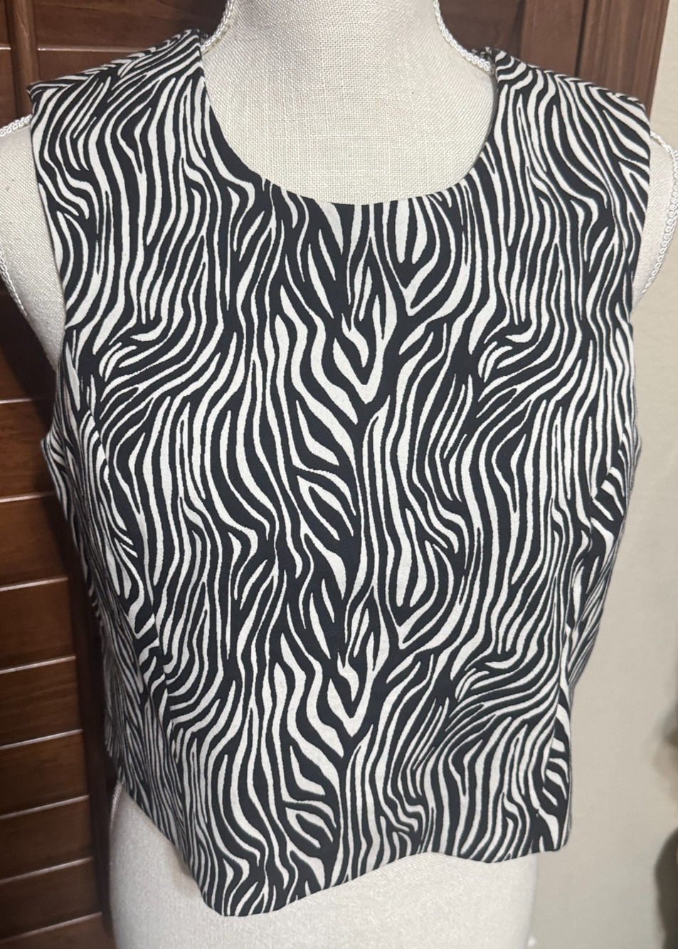 Milly NY Zebra print sleeveless top blouse zippered back sz 8 Old money career